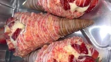 STRAWBERRY CRUNCH CHEESECAKE CONES