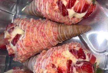 STRAWBERRY CRUNCH CHEESECAKE CONES